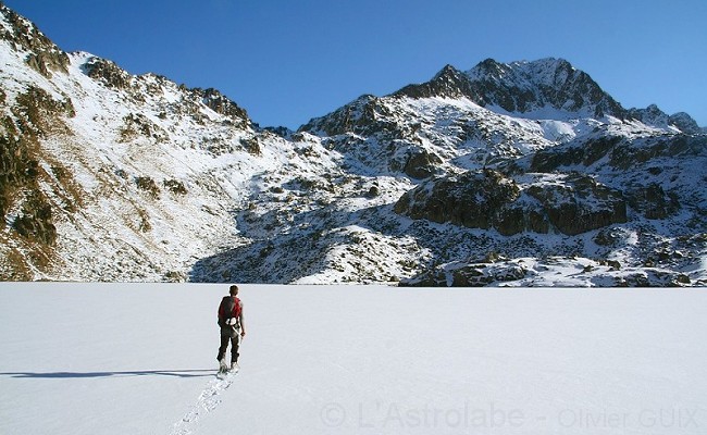 Olivier Guix - Photo Les Pyrnes en Hiver: Traverse en raquettes d'un lac gel